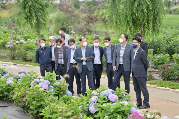 ‘공주 유구색동수국정원’을 방문한 김정섭 시장 모습