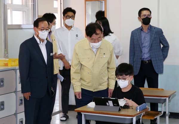 ​전면등교 대비 버드내 초등학교를 방문한 설동호 교육감 모습​