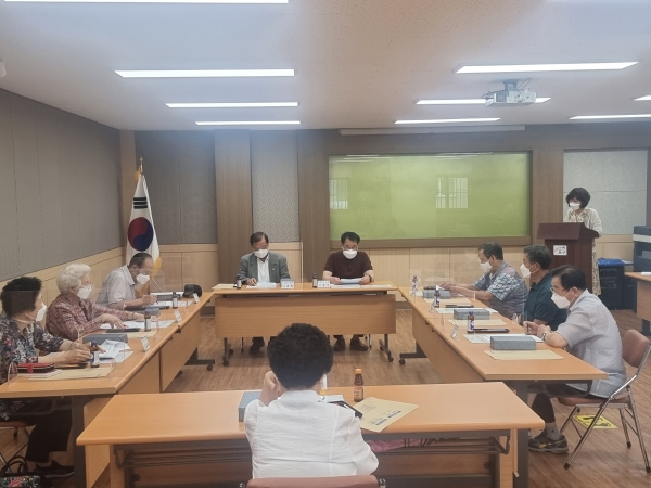 지난 23일 중촌동행정복지센터에서 진행한 경로당 운영 재개 관련 교육 모습