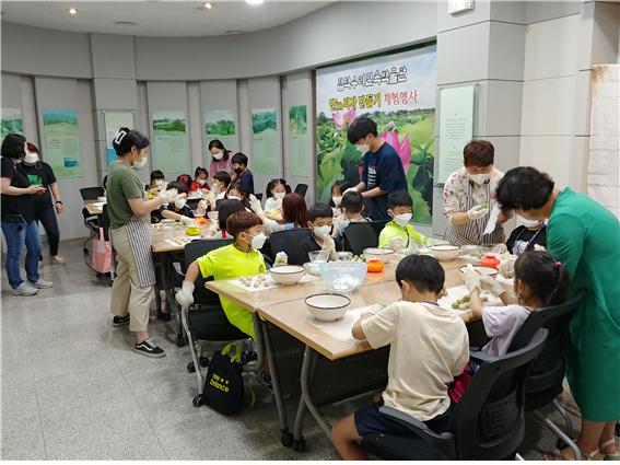 합덕수리박물관 연인(蓮in)피자 체험행사 중인 사진