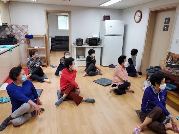 천안시노인회 경로당 프로그램 참여-실버체조 모습