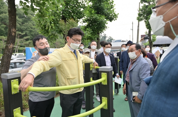 공주 어르신 놀이터 개장 놀이기구 시연 중인 김 시장