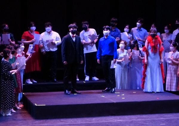 지난 25일 오후 목원대 콘서트홀 무대에서 성악뮤지컬학부 학생들이 오페라 공연 연습을 하고 있다.