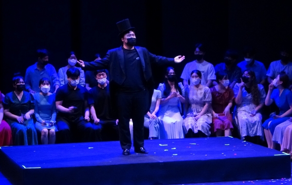 지난 25일 오후 목원대 콘서트홀 무대에서 성악뮤지컬학부 학생들이 오페라 공연 연습을 하고 있다.