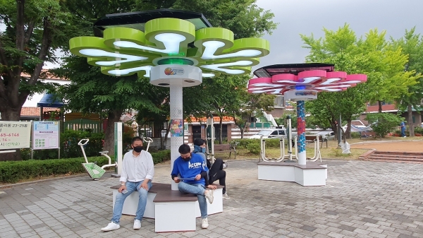 공원 2곳 스마트 솔라트리 설치  완료 모습