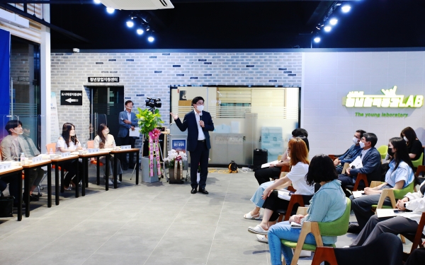 맹정호 서산시장이 지난 28일 서산시민센터(청년활력공간LAB)에서 열린 청년 경청회에서 청년들과 소통하는 모습