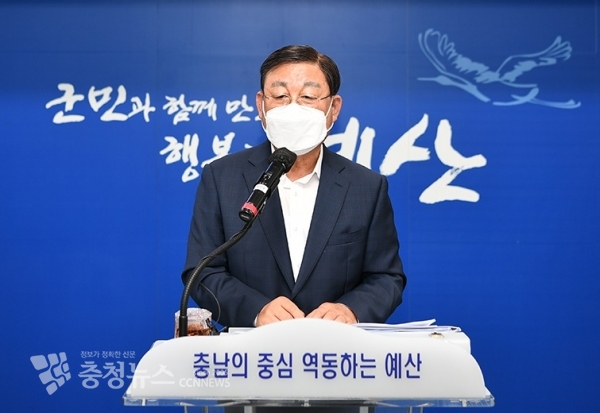 황선봉 예산군수가 29일 민선7기 3주년 간담회를 열고 삽교역 신설을 반대하는 홍성에 대해 "하고 싶은 말이 많지만 자제하겠다"고 말했다.