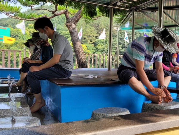 세족장에서 더위를 식히는 주민들