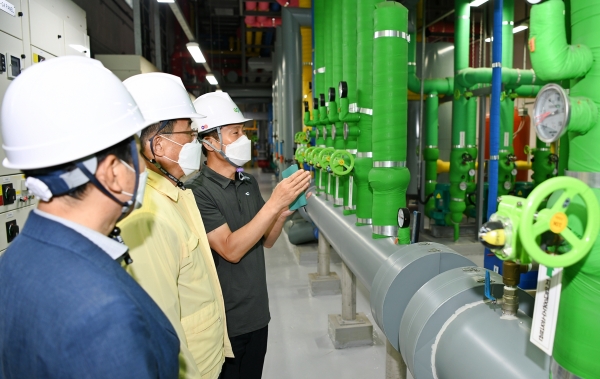 본사 사옥 합동 안전·보건 점검 현장 사진 * 한국농수산식품유통공사 김춘진 사장(왼쪽 2번째