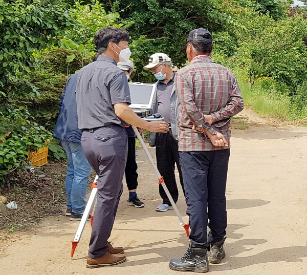 지적재조사 측량 모습.