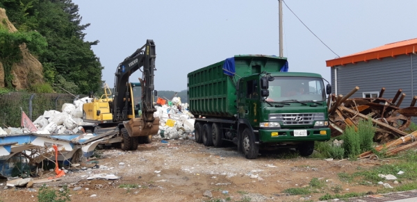 해양쓰레기 수거 사진