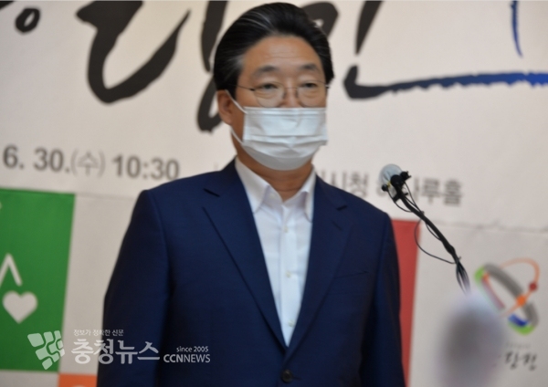 민선7기 3주년 기자회견 하는 김홍장 당진시장
