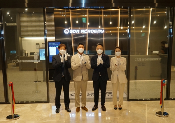 ‘강남센터필드점’ 오픈식에 참석한 (왼쪽부터) 골프존 GDR 사업기획실 안웅기 상무, 골프존 박강수 대표이사, 신세계프라퍼티 임영록 대표이사, 더 샵스 앳 센터필드 박혜윤 점장이 테이프 커팅식