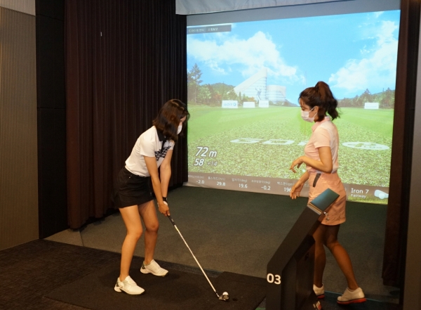 서울 강남권 최대 규모의 프리미엄 골프 시설인 ‘GDR아카데미 강남센터필드점’ VIP룸에서 김지민 프로가 골프 레슨을 하고 있다.