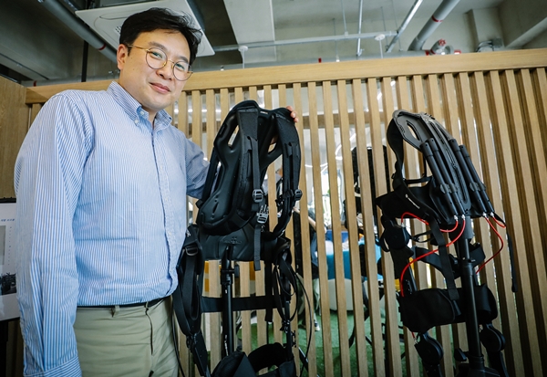 작업자의 근골격계 질환을 예방해주는 근력지원 웨어러블로봇 ‘스텝업’과 이를 개발한 ㈜에프알티 장재호 박사.