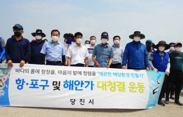 맷돌포구 일원에서 바닷가 대청결 활동 진행 중인 사진