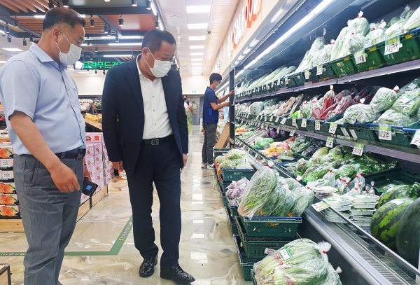 로컬푸드 직매장 개장 준비 현장 점검 * 한국농수산식품유통공사 박석배 상임감사(가운데)