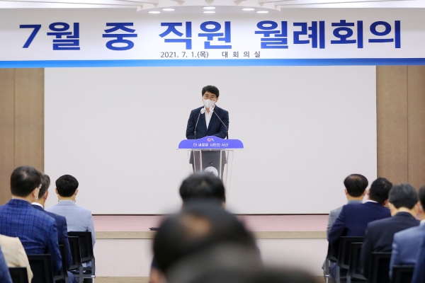 맹정호 서산시장이 1일 시청 대회의실에서 열린 7월 월례회의에서 연설하는 모습