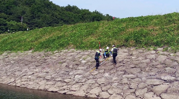 공사는 시설물점검119센터를 통해 지자체시설을 포함한 813개 시설물을 점검했으며 이중 저수지가 가장 많은 비중을 차지하고 있다(사진은 저수지 상류사면 외관조사 모습)