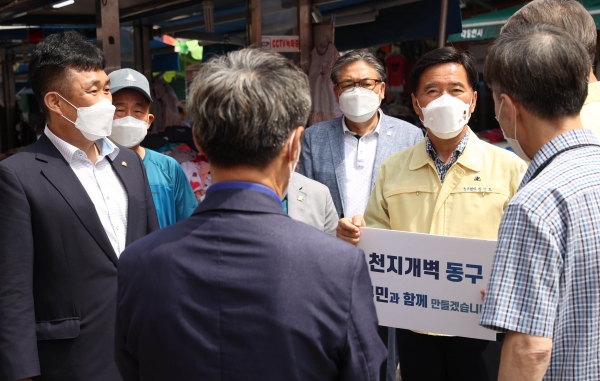 황인호 구청장, 1일 중앙시장 현장 방문