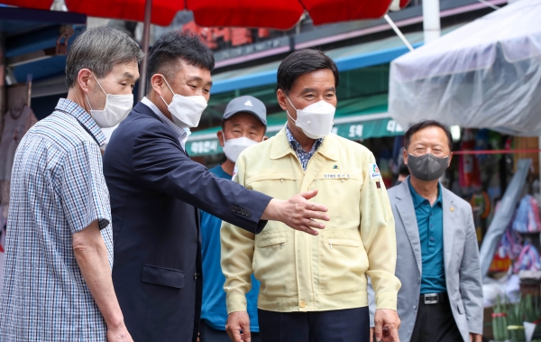 황인호 구청장, 1일  중앙시장 현장 방문