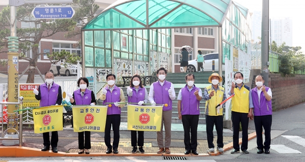 초등학교 등굣길 교통지도 봉사