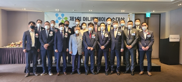 서정수 가스기술연구원장(정중앙)이 수상자들과 기념촬영을 하고 있다