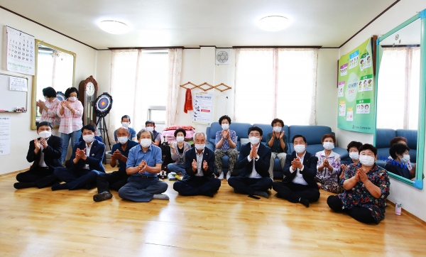 지난 1일 성연면 일람2리 경로당을 방문해 ‘수지요법’ 프로그램 참여 어르신들과 기념사진