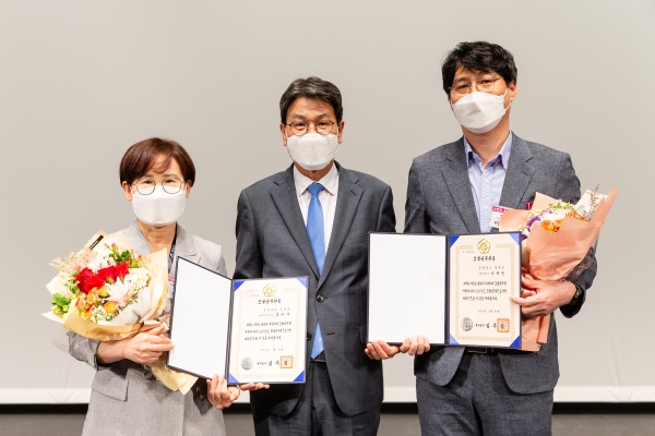 모범공무원 표창 모습 (왼쪽부터 복미자 팀장, 김돈곤 군수, 이재연 팀장)