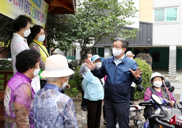 정용래 유성구청장이 민원현장, 마을공간, 경로당, 주요시설 등 다양한 장소에서 현장행정을 펼치고 있다