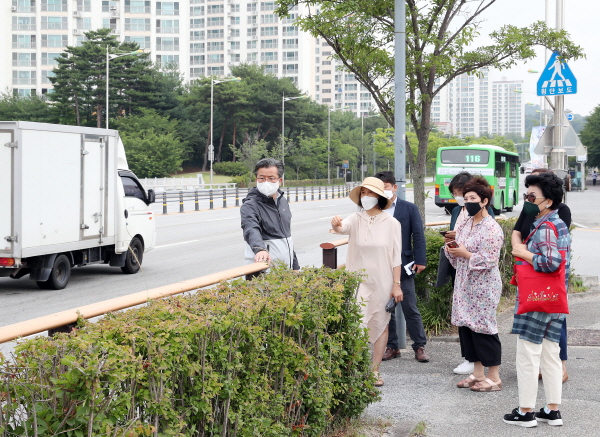 정용래 유성구청장이 민원현장, 마을공간, 경로당, 주요시설 등 다양한 장소에서 현장행정을 펼치고 있다