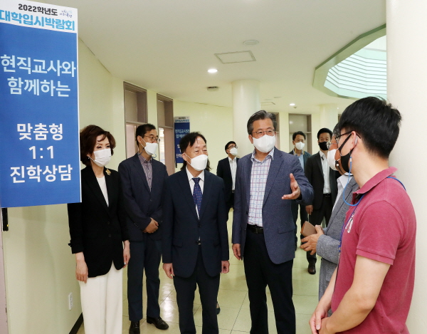 지난 3일 충남대학교에서 대학입시 박람회를 개최한 가운데 정용래 유성구청장이 현장 방문을 실시했다