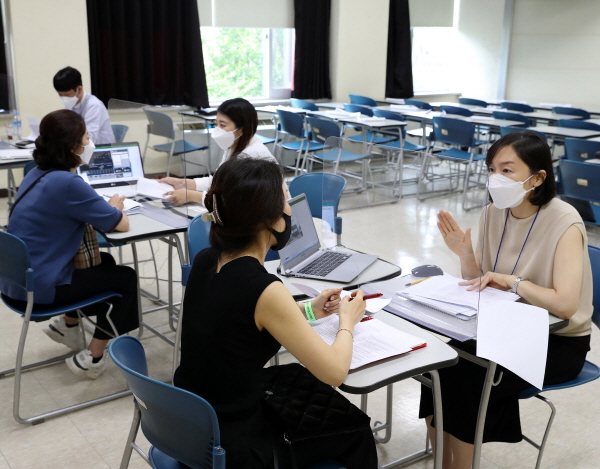 지난 3일 충남대학교에서 개최된 대학입시 박람회에 참여한 학부모가 대학입시 상담을 받고 있다