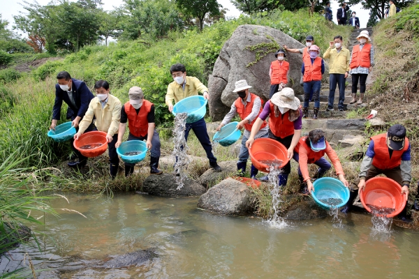 맹정호 서산시장이 5일 서산시수렵인연합회원들과 해미천에서 메기 치어를 방류하는 모습
