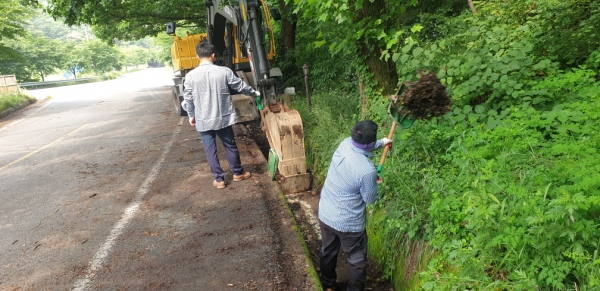 청양군  장마 대비 도로 배수시설 정비 모습