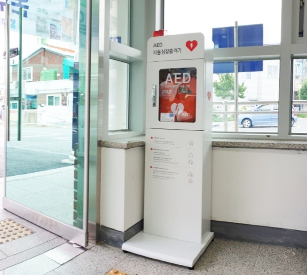 부사시장에 설치한 자동심장충격기