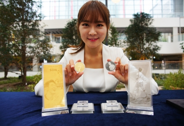 한국조폐공사는 5일 서울 여의도 더현대서울에서 ‘손흥민 기념메달’을 공개했다.