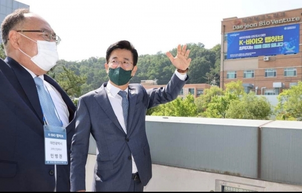 허태정(우) 대전시장이 민병권 시 과학산업특보와 K-바이오 랩허브 대전 사업지를 둘러보는 모습.(사진=허태정 시장 SNS)