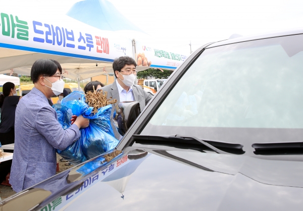 맹정호 서산시장 3일 행사장 방문 후 판촉 하는 모습