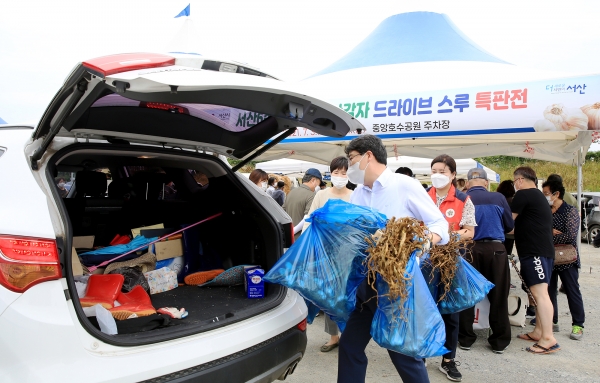 서산6쪽마늘, 팔봉산감자 드라이브스루 판매현장 모습