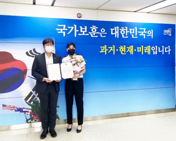 대전지방보훈청 황성환과장이 표창을 전수하며 기념촬영