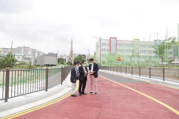 한들초등학교 진입도로인 ‘중로3-122호선 도시계획도로’를 지난 5일 개통해 박상돈 천안시장이 개통된 도로 점검 모습