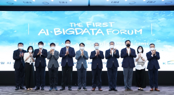 한국수자원공사가 개최한 ‘제1회 AI·빅데이터 포럼’에 참여한 참가자들이 기념촬영을 하고 있다.(오른쪽 네 번째부터 박재현 한국수자원공사 사장과 이날 축사를 맡은 허재영 국가물관리위원장)