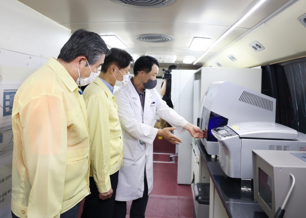 김강립 식약처장과 함께 여름철 수산물 안전관리 점검