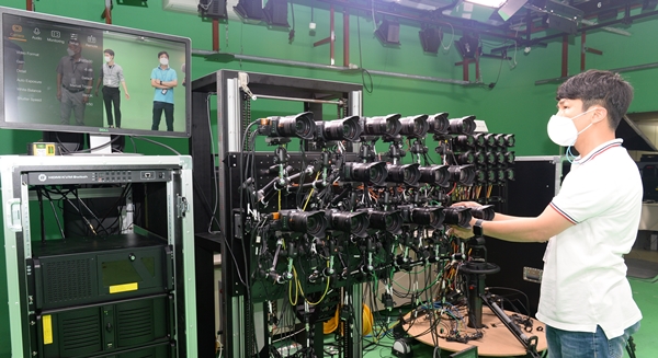 ETRI 연구진이 비정형 플렌옵틱 카메라로 입체 영상을 촬영하는 모습