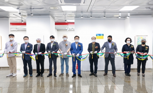 지하도 갤러리 개관(테이프 커팅 모습, 왼쪽 네 번째부터 강웅규 부의장, 계룡미술협회 김기현 지부장, 최홍묵 시장, 계룡예총 박주용 지회장, 이청환 의원, 허남영 의원)