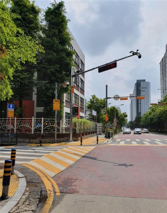 한밭초등학교 앞 등 관내 18개 어린이보호구역 내 불법 주정차 단속 CCTV를 설치 완료했다.