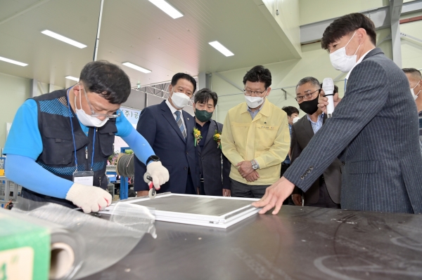 자활기업 (주)공주주거복지센터 신축 이전 내부를 둘러보는 김정섭 시장