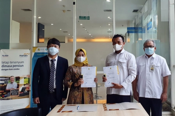 인니 관개현대화및개보수사업에 대한 사업관리 컨설팅용역을 수주했다(사진왼쪽부터 남호성인도네시아사무소장_공동컨소시엄대표_인니정부관계자순)