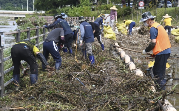 8일 집중호우로 인해 뿌리공원에 발생한 피해를 복구하는 직원들
